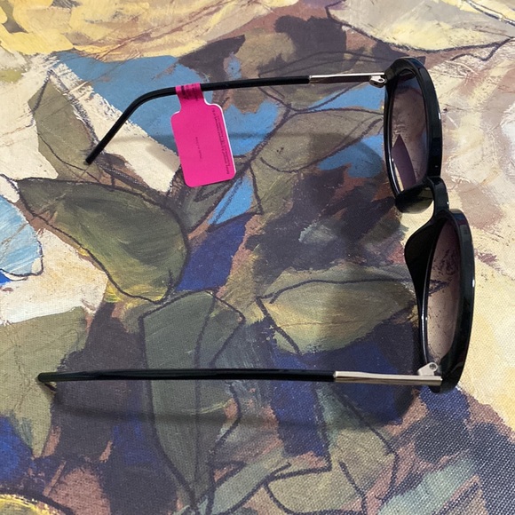 Betsey Johnson Sunglasses - Picture 2 of 5